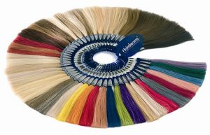 Farbpalette mit Farben für Haarverlängerungen: Von dezenten Natur- und Brauntönen über brillante Rottöne und Blond-Nuancen bis hin zu intensiven, leuchtenden Trendfarben.